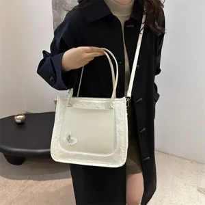 Sac cabas fourre-tout en peluche et cuir blanc avec broderie papillon, sac a main.