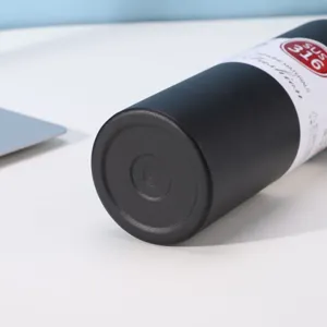 Primer plano del fondo de la botella de agua al vacío de acero, acabado negro mate.