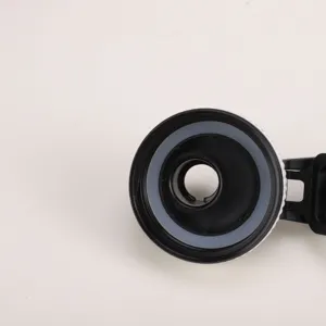 Gros plan détaillé du couvercle de rechange pour gourde en acier avec joint en silicone.