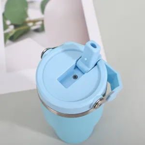 Couvercle de tasse isotherme en acier inoxydable bleu clair paille poignée détail