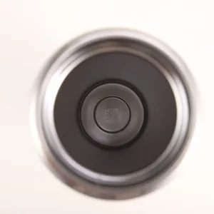 Detail interieur de tasse isotherme en acier inoxydable montrant la qualite 304.