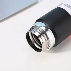 Primer plano del borde interior de la botella térmica de acero inoxidable negro y acabado.
