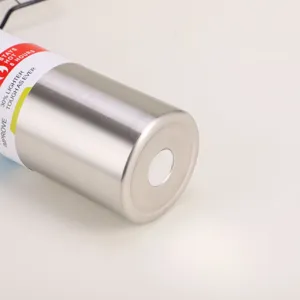 Détail de bouteille thermos en acier inoxydable, gourde de voyage portable isolée sous vide.