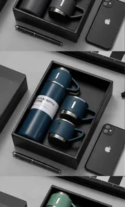 Detailansicht des Edelstahl-Thermoskannen-Geschenkesets mit Vakuumflasche und Tassen.