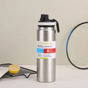 Bouteille d'eau isotherme en acier inoxydable vue détaillée, gourde sport double paroi.