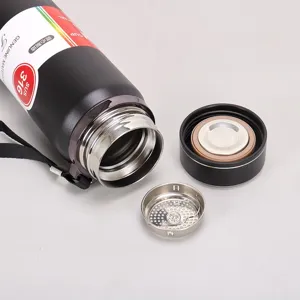Bouteille isotherme en acier inoxydable avec infuseur a the et sangole pour le voyage.
