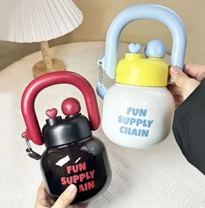Vue détaillée de la gourde portable double boisson avec poignée élégante et design coloré.