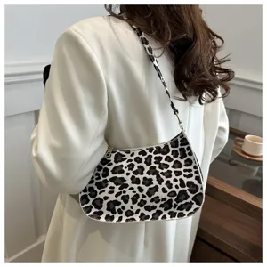 Vue détaillée du sac à épaule élégant à motif léopard montrant sa texture et son style.