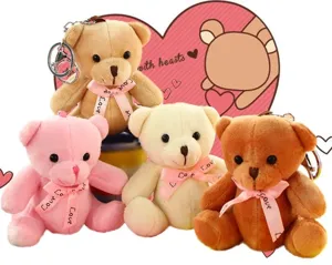Gros plan sur les détails des porte-clés en peluche avec mini-ours et nœuds roses.