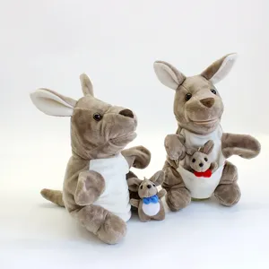 Detailansicht niedlicher Mutter und Baby Känguru Handpuppe Plüschtiere, weich und kuschelig.