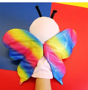 Marionetta a mano con farfalla arcobaleno in peluche, morbido giocattolo interattivo.