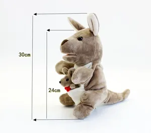 Detailansicht der süßen Känguru Handpuppe mit Baby, zeigt klare Größe und weiche Plüschtextur.