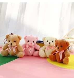 Détail de porte-clés ours en peluche mignon, pendentif en peluche douce avec nœud.