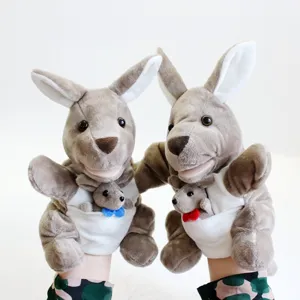 Detailansicht süßer Känguru Handpuppen Plüschtiere mit Beutel und bunten Schleifen.