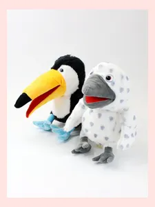 Détail de marionnettes à main en peluche, doux jouets d'animaux pour enfants et jeux.