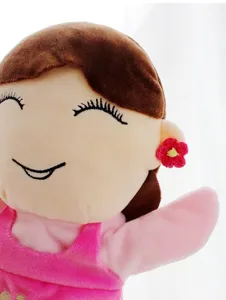 Primo piano dettagliato della graziosa testa di marionetta in peluche di cartone animato.