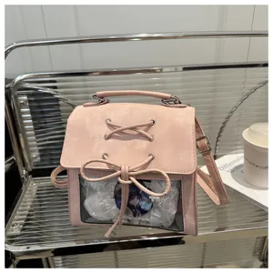 Détail de sac ITA en cuir PU rose, poche avant transparente avec jolie dentelle et badge affiché.