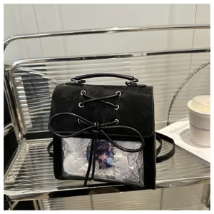 Vue détaillée d'un sac ita noir élégant avec fenêtre transparente et badge d'anime.