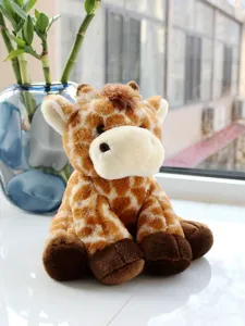 Mignonne peluche girafe assise, douce poupée en peluche pour enfants, design réaliste.