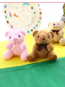Joli petit porte-clés en peluche ours en peluche de 10 cm, vue de détail douce poupée.