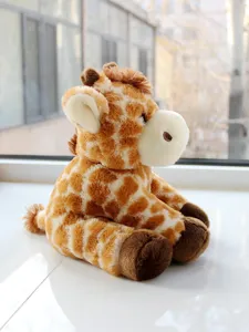 Jolie peluche girafe assise, poupée en peluche douce pour enfants et décoration de chambre.