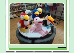 Détails de jolies marionnettes d'oiseaux, jouets toucan et perroquet en peluche pour les histoires.