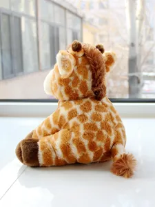 Adorable girafe en peluche assise, douce poupée animal en peluche pour cadeau et déco.