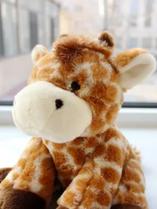 Adorable girafe peluche assise, poupée en peluche douce pour cadeau d'enfant et déco.