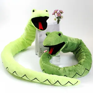 Vista dettagliata di lunghi serpenti di peluche verde, marionette divertenti con lingue.