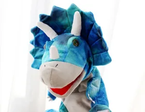 Close-up details van de blauwe triceratops pluche handpop met zachte textuur en mond.