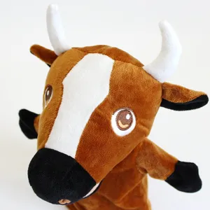 Jolie marionnette à main en peluche de taureau marron avec bouche mobile pour jeu interactif.