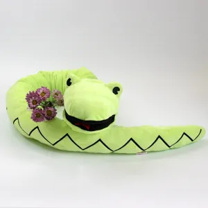 Vista dettagliata del peluche serpente verde con bocca mobile, motivo zig-zag e lingua rossa.
