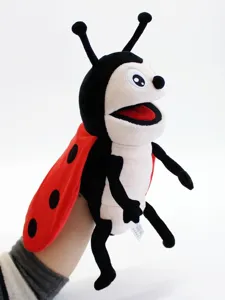 Marionnette à main coccinelle en peluche avec bouche mobile pour histoires et jeux d'enfants.