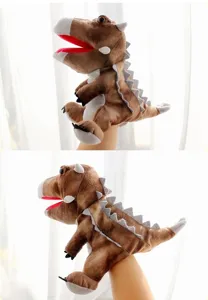 Detailopname van de bruine pluche dinosaurus handpop met beweegbare mond en stekels op de rug.