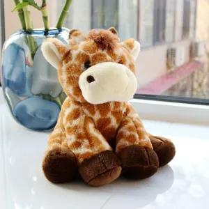 Adorable girafe en peluche assise, poupée animal empaillée douce pour enfants et déco.