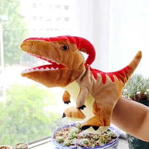 Detailopname van de pluche dinosaurushandpop met beweegbare mond en zachte stof.