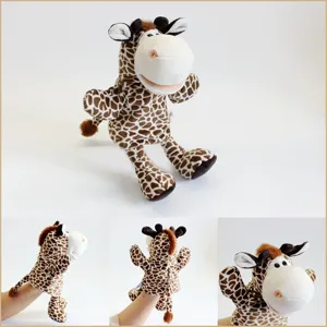 Vue détaillée de la marionnette en peluche avec bouche mobile, longues jambes et tissu doux.