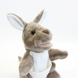 Nahaufnahme Detail der süßen braunen Känguru Plüsch Handpuppe mit weißem Beutel und Stoff.