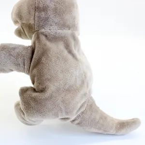 Nahaufnahme des weichen Plüsch Känguru Handpuppe mit feiner Struktur und Rückendesign.