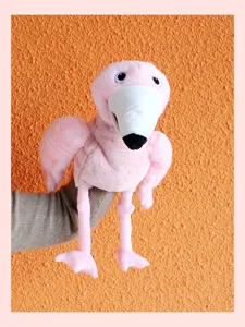 Peluche marionnette flamand rose pour enfants jeu interactif et reconfortant a la maison.