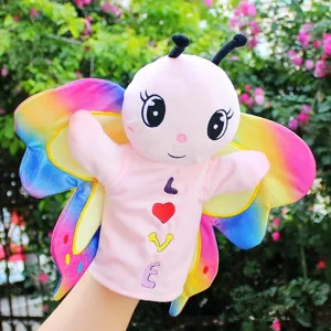 Grazioso burattino a mano farfalla di peluche con ali colorate e ricamo love per bambini.