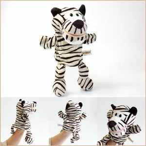 Vue détaillée de la marionnette à main rayée à longues jambes, douce, interactive et mignonne.