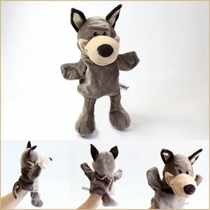 Vue détaillée de la marionnette en peluche à longues jambes avec bouche mobile pour jeu interactif.