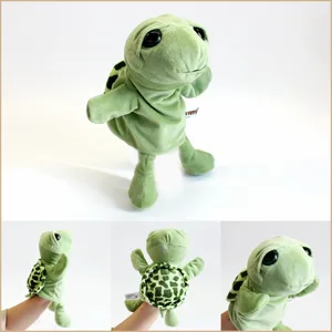 Jouet marionnette à main tortue en peluche verte avec longues jambes pour les enfants.