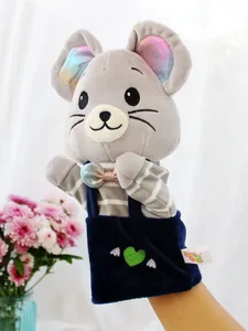 Gros plan détaillé de la jolie marionnette à main souris grise avec chemise rayée et cœur.