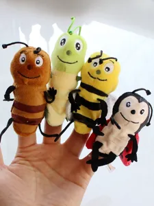 Gros plan de marionnettes à doigt en peluche d'insectes mignons, abeilles et chenilles.