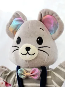 Gros plan detaille de la marionnette de main de souris en peluche avec noeud papillon.