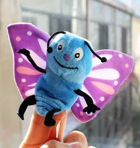Vue rapprochée détaillée d'une jolie marionnette à doigt en peluche papillon multicolore.