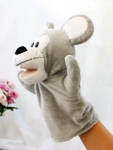 Gros plan détaillé de la jolie marionnette à main en peluche grise avec bouche mobile douce.