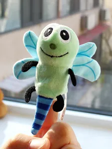 Mignonne marionnette à doigt en peluche libellule pour enfants, jouet doux pour la petite enfance.